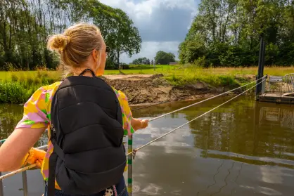 Mevrouw op een pontje over het water